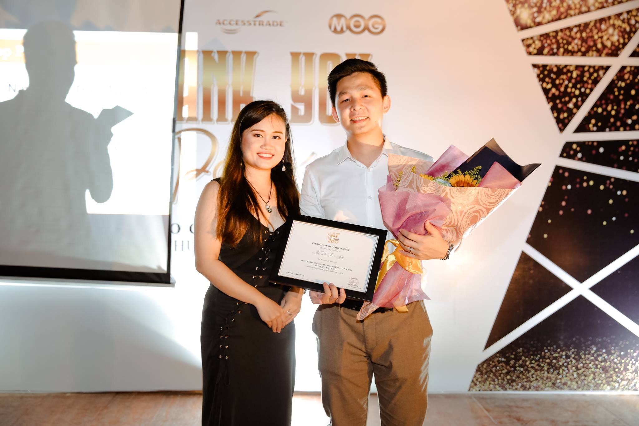 Ms. Thanh Thanh trao giải cho Publisher Hà Trần Tuấn Anh