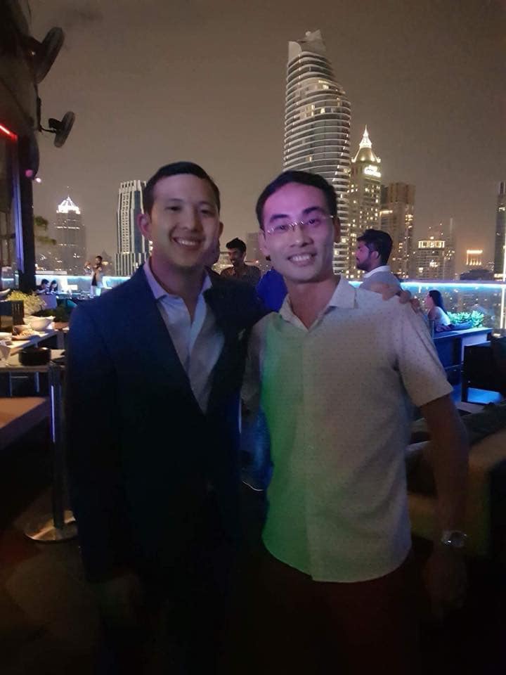 Ảnh: Anh Charles Ngo (trái) và anh Đỗ Hữu Hưng – ACCESSTRADE CEO (phải) trong 1 sự kiện Affiliate quốc tế