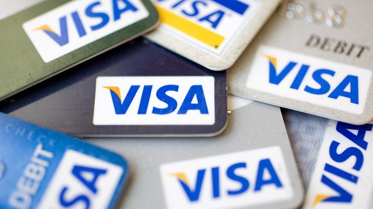 Chuẩn bị thẻ Visa để thanh toán phí chạy quảng cáo Facebook