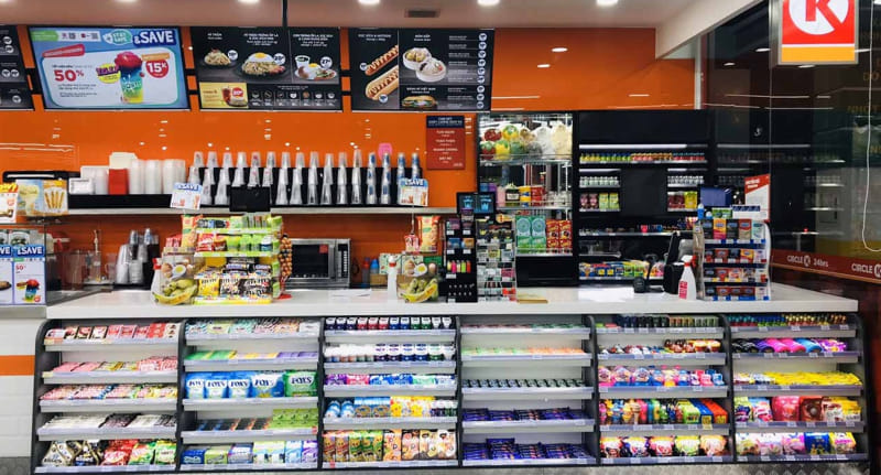 Quầy trưng bày Cross Sell thường thấy trong cửa hàng tiện lợi