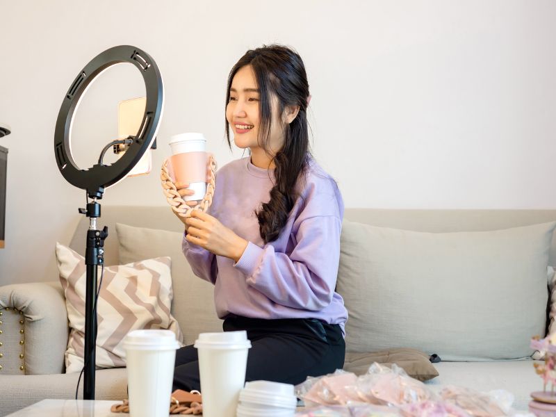 chon-nguoi-host-buoi-livestream